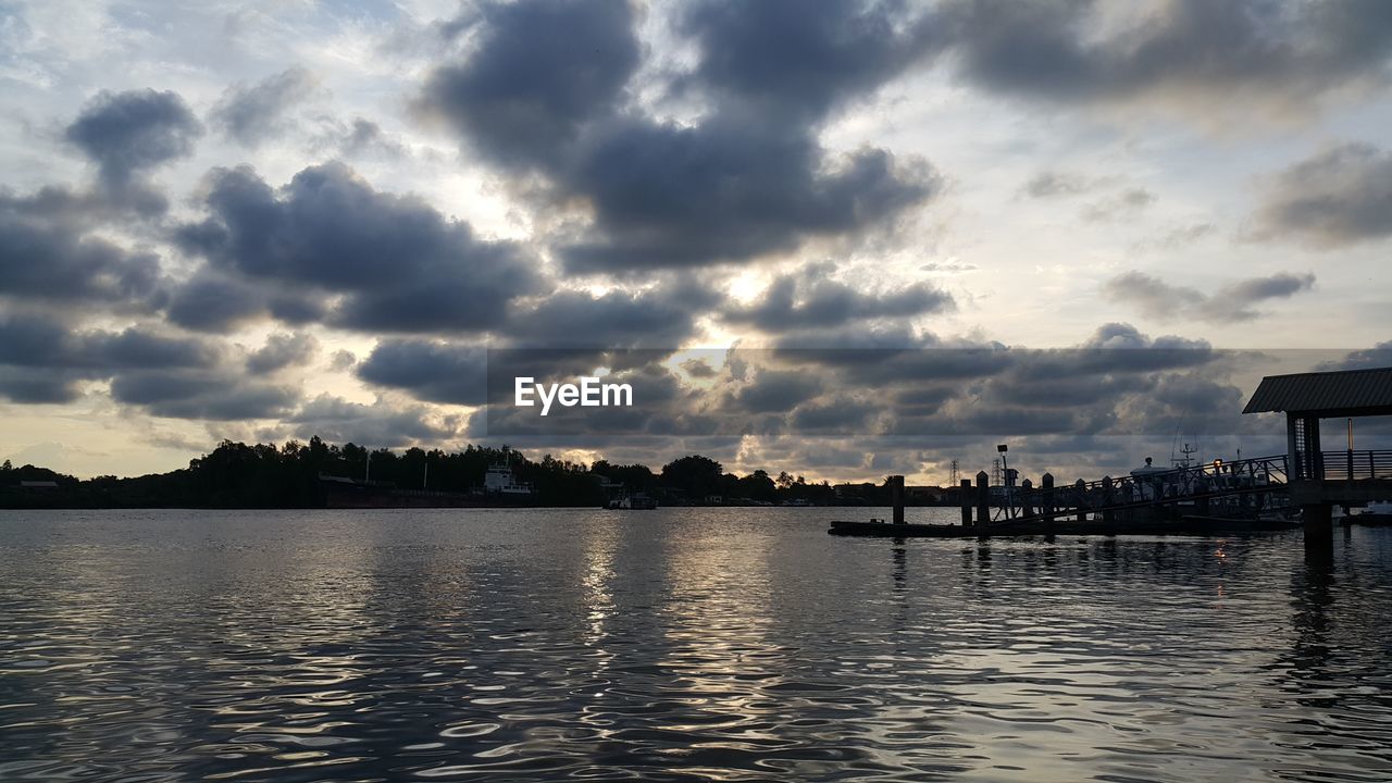 SCENIC VIEW OF DRAMATIC SKY OVER WATER