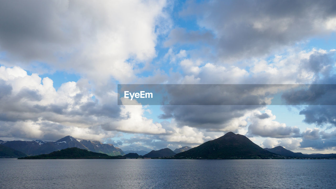 PANORAMIC SHOT OF LAKE AGAINST SKY