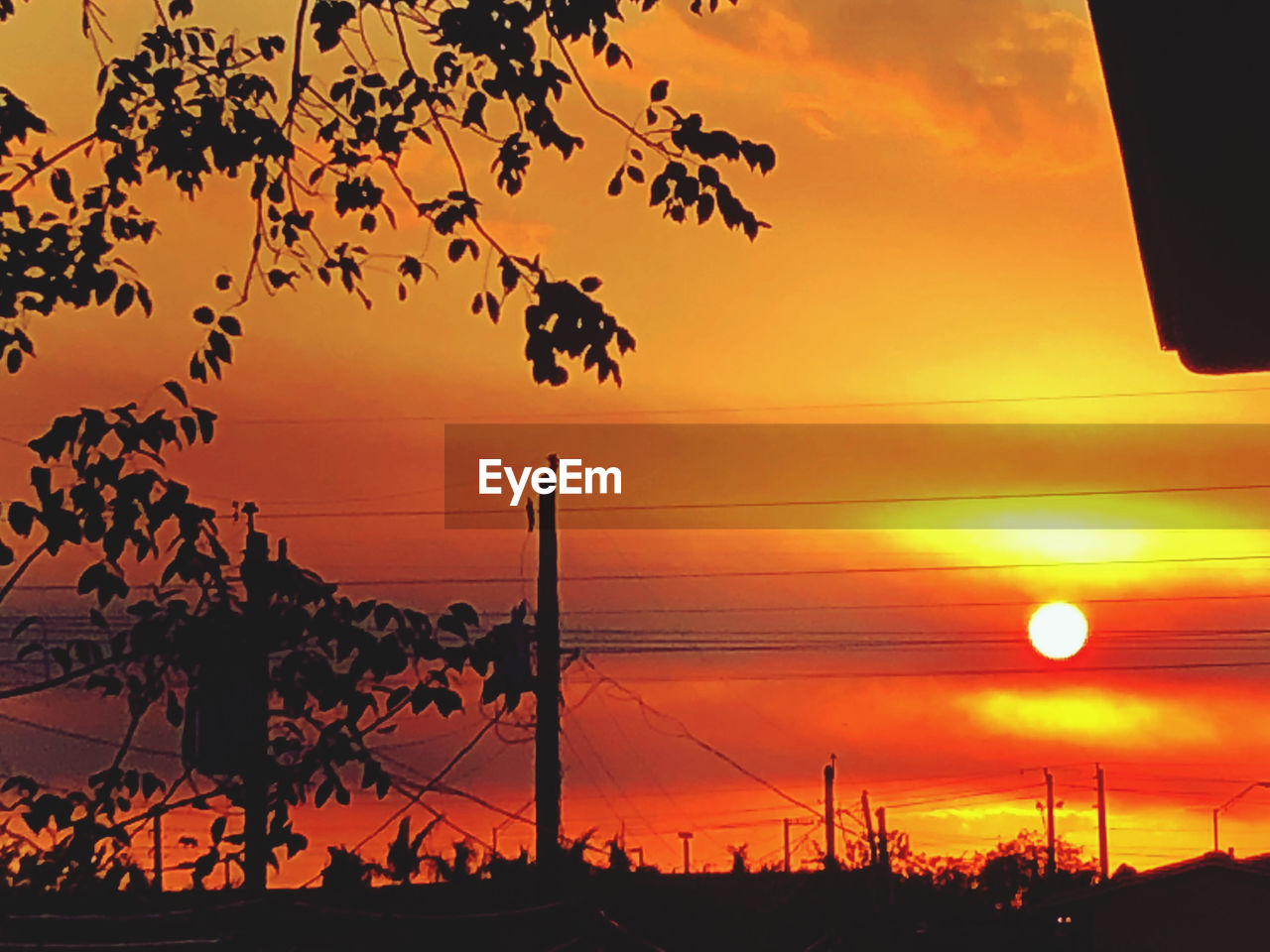 SCENIC VIEW OF SEA AGAINST ORANGE SKY