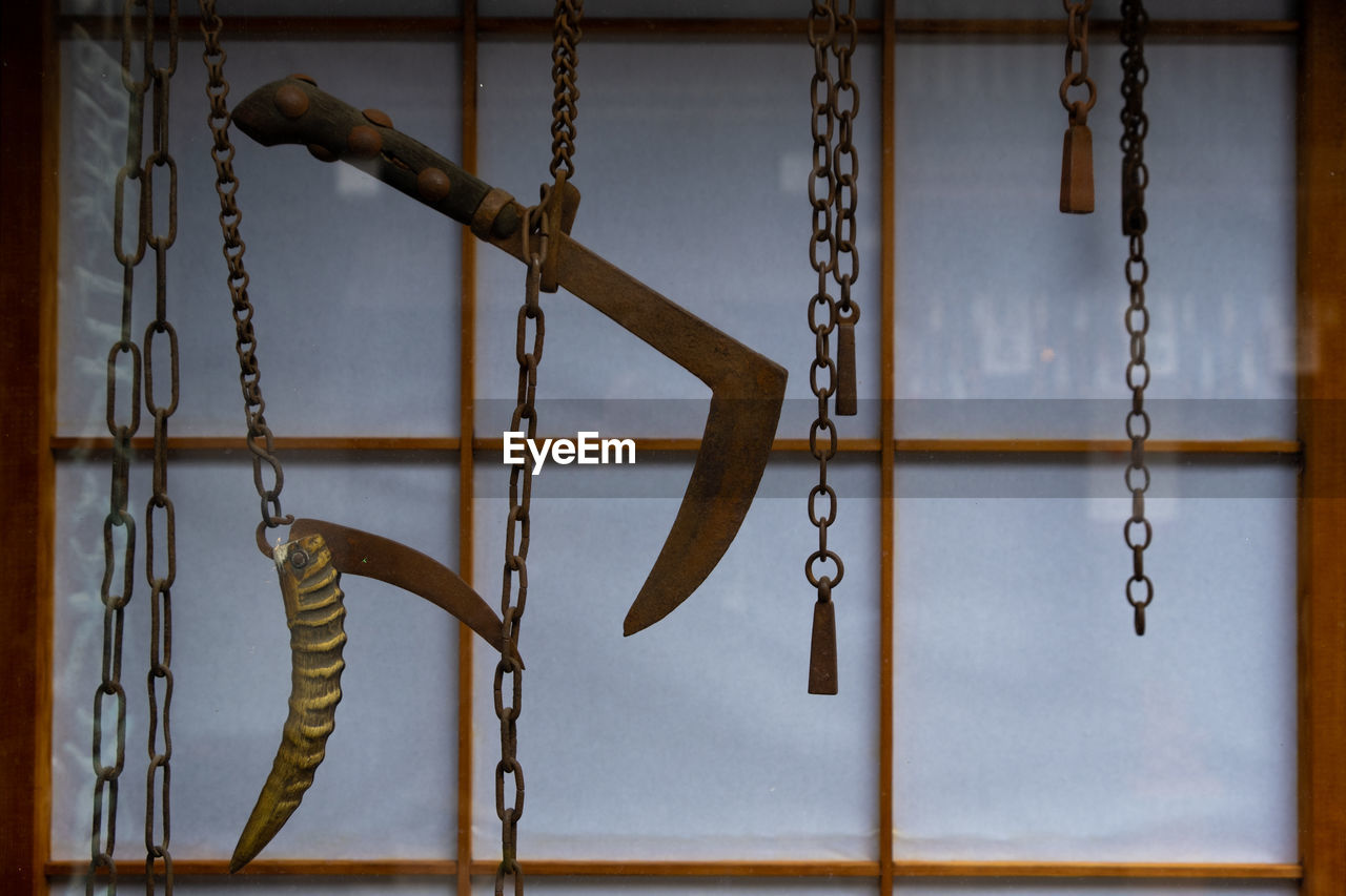 CLOSE-UP OF CHAIN HANGING ON ROPE