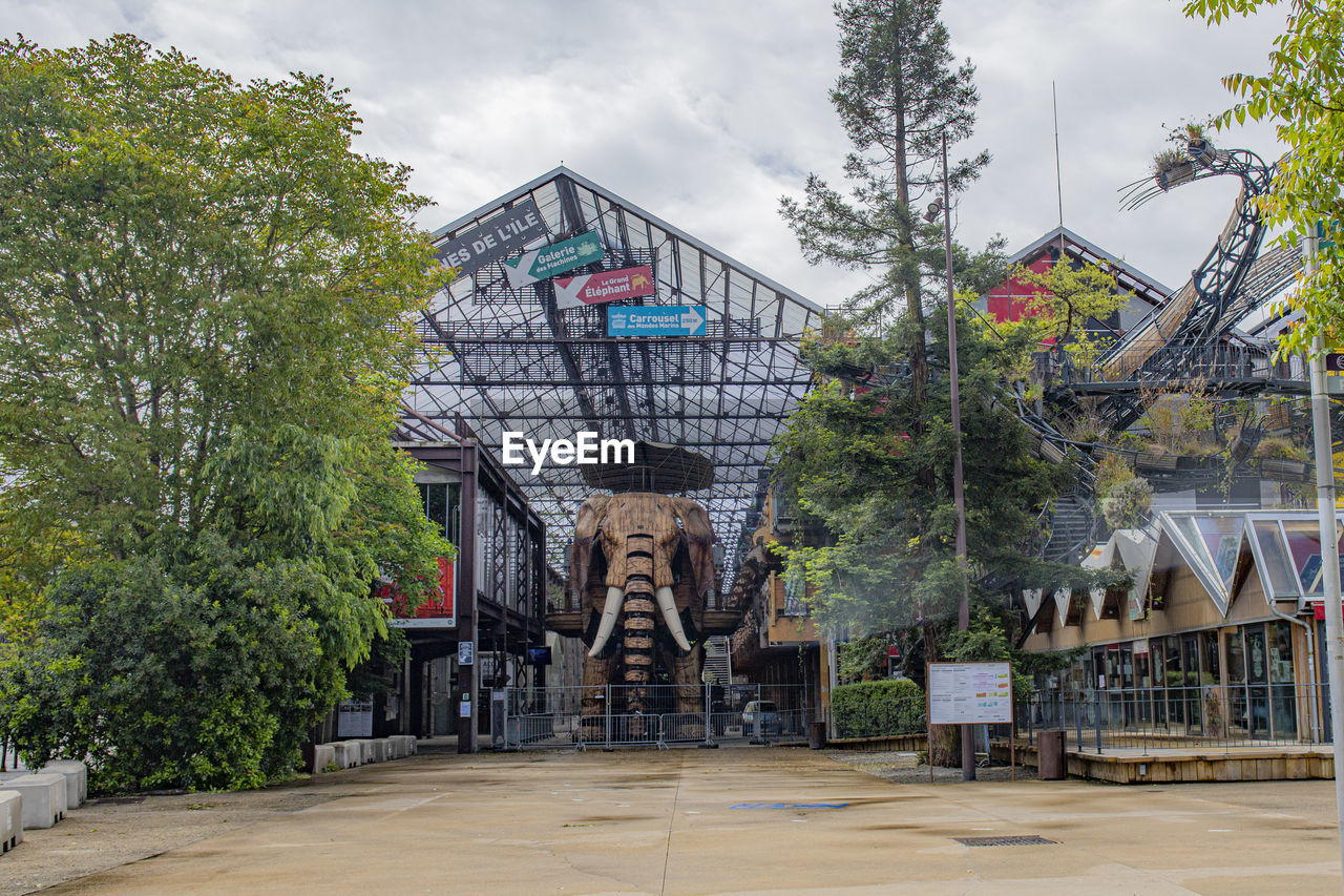 EXTERIOR OF BUILDING WITH TREES AGAINST SKY