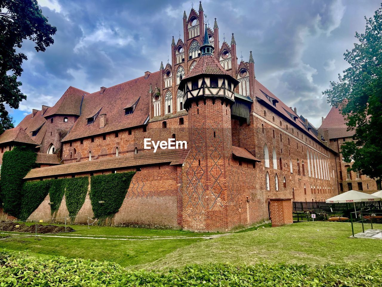 architecture, built structure, building exterior, château, estate, plant, sky, history, the past, nature, building, grass, cloud, travel destinations, castle, travel, tree, no people, house, tourism, landscape, outdoors, mansion, old, lawn, rural area, stately home, day