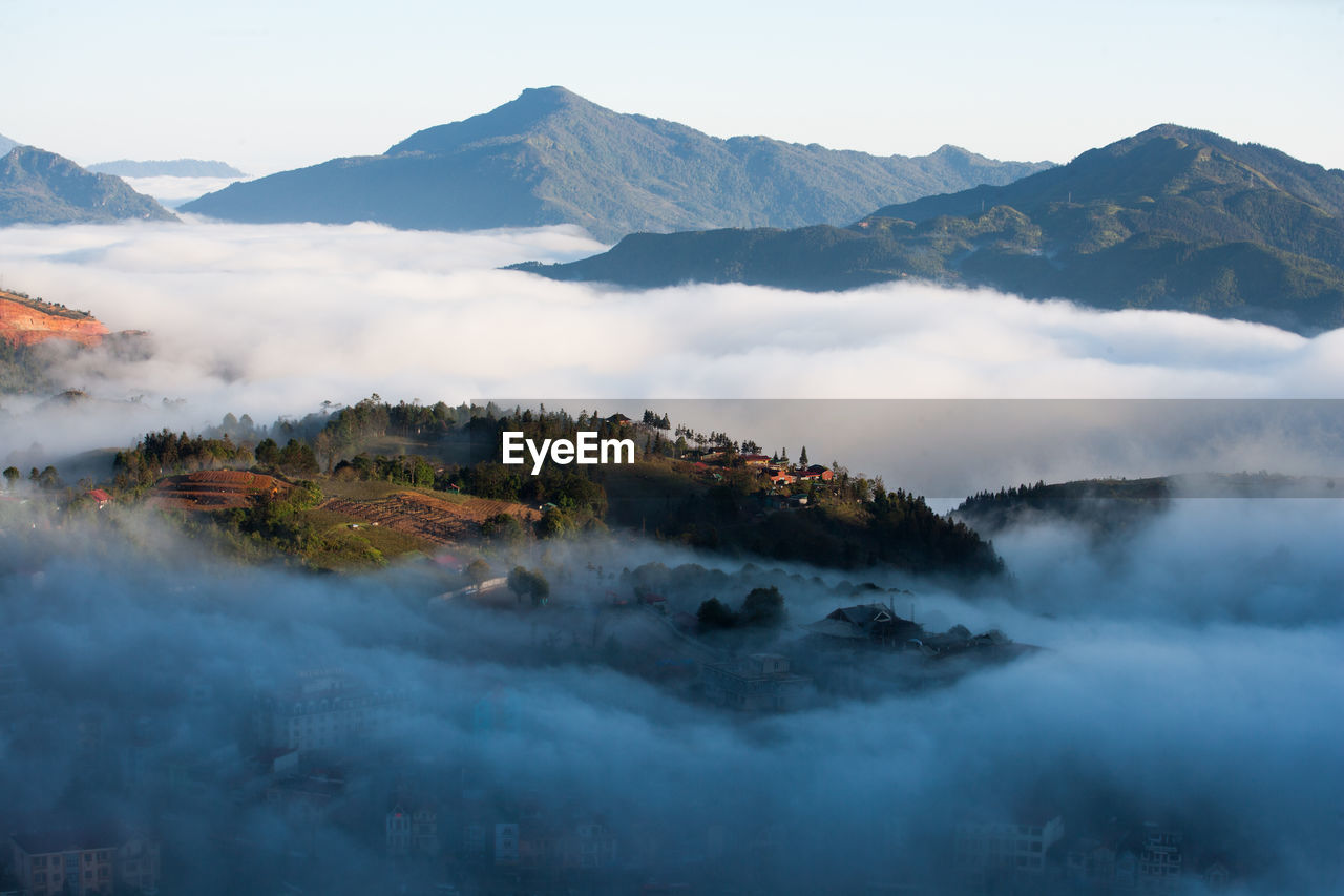 PANORAMIC VIEW OF MOUNTAIN RANGE AGAINST SKY