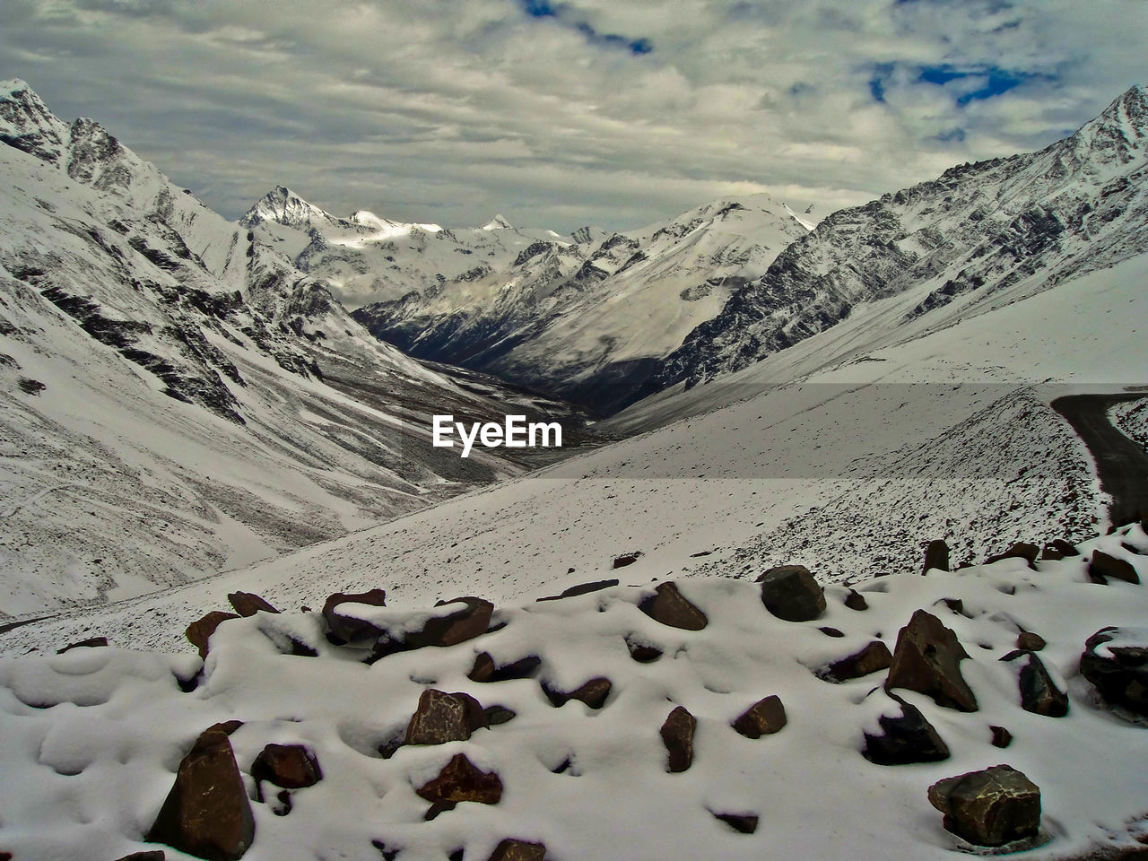 SCENIC VIEW OF SNOW COVERED MOUNTAIN AGAINST SKY