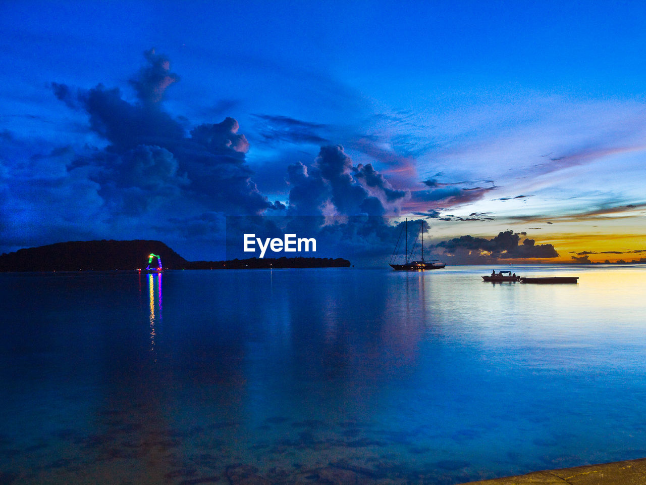 SCENIC VIEW OF DRAMATIC SKY OVER SEA