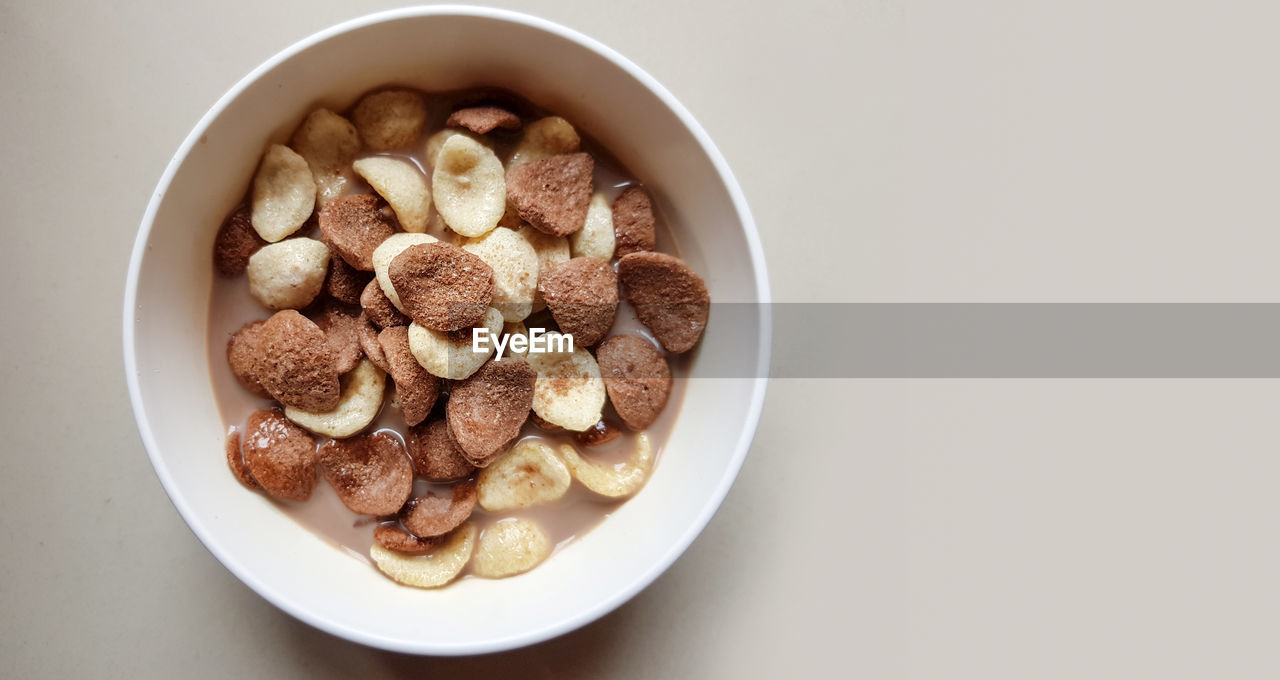 HIGH ANGLE VIEW OF BREAKFAST SERVED IN BOWL