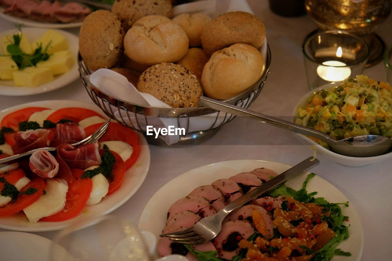 HIGH ANGLE VIEW OF VEGETABLES ON TABLE
