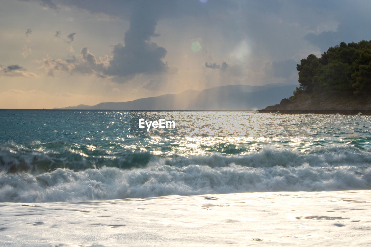 SCENIC VIEW OF SEA AGAINST SKY DURING SUNRISE