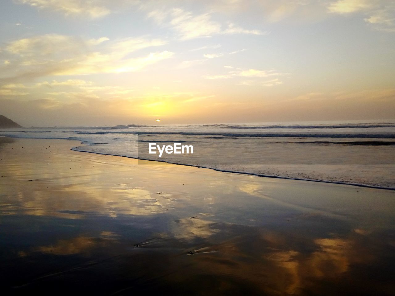 SCENIC VIEW OF SEA AGAINST SKY AT SUNSET