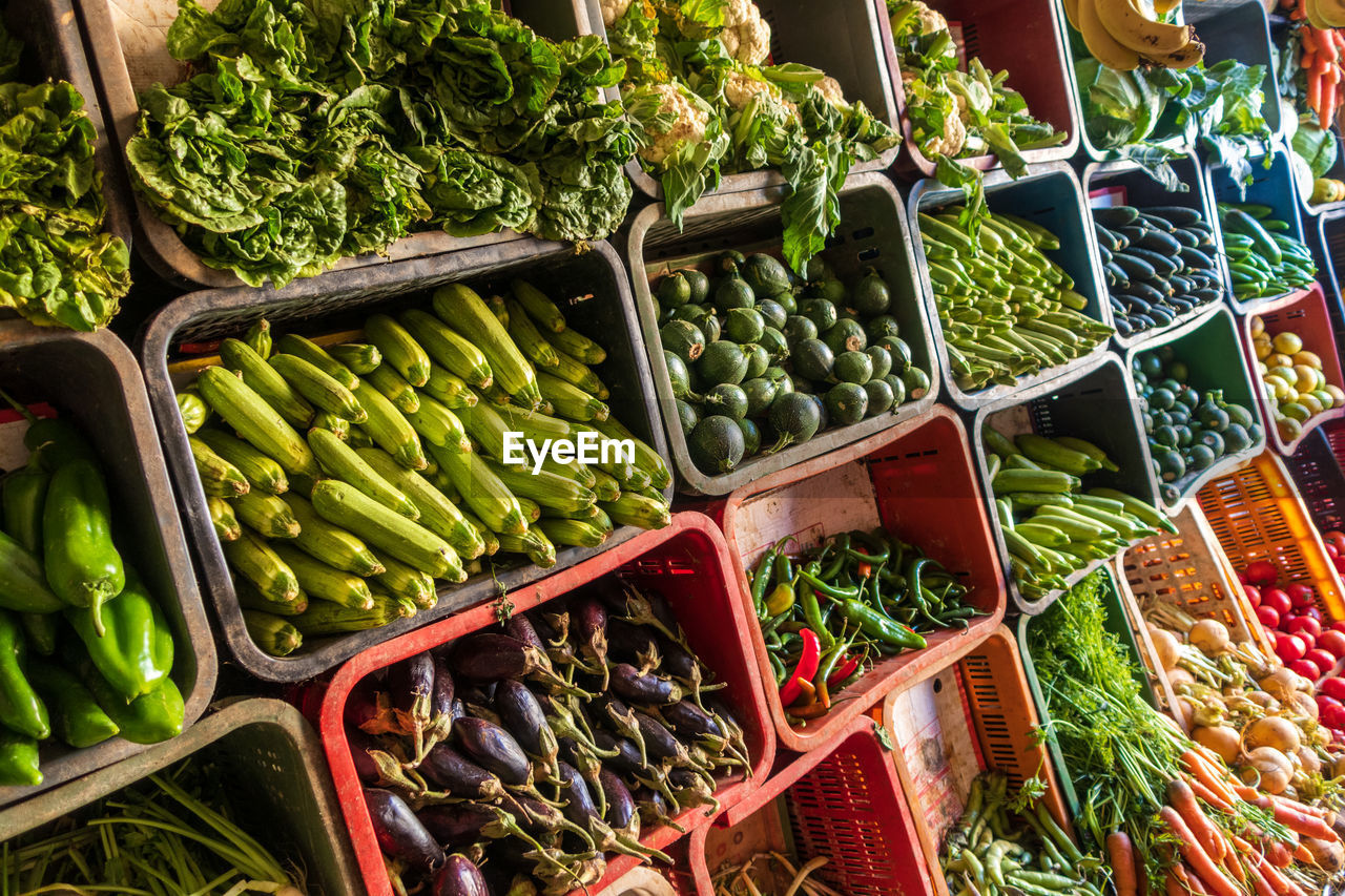 HIGH ANGLE VIEW OF VEGETABLES AT MARKET STALL