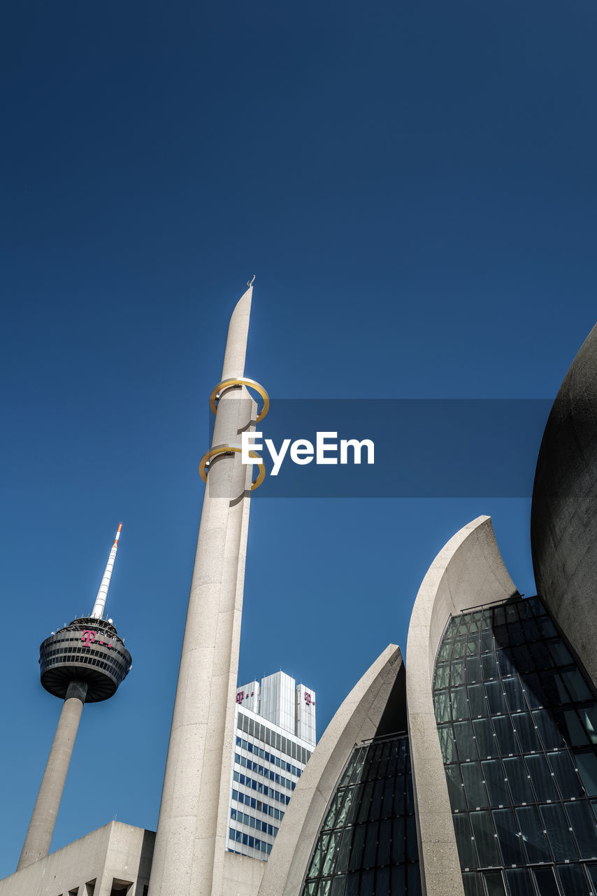 LOW ANGLE VIEW OF MODERN BUILDING AGAINST CLEAR BLUE SKY