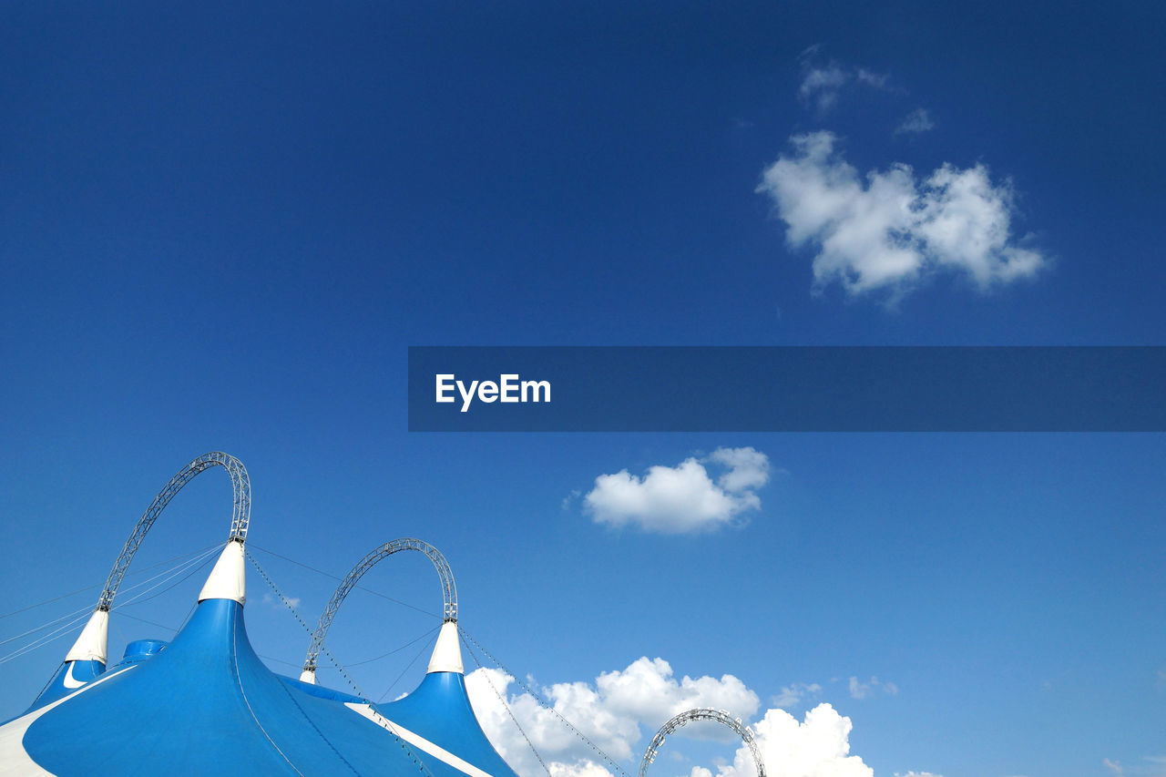 LOW ANGLE VIEW OF CHAIN SWING RIDE AGAINST SKY