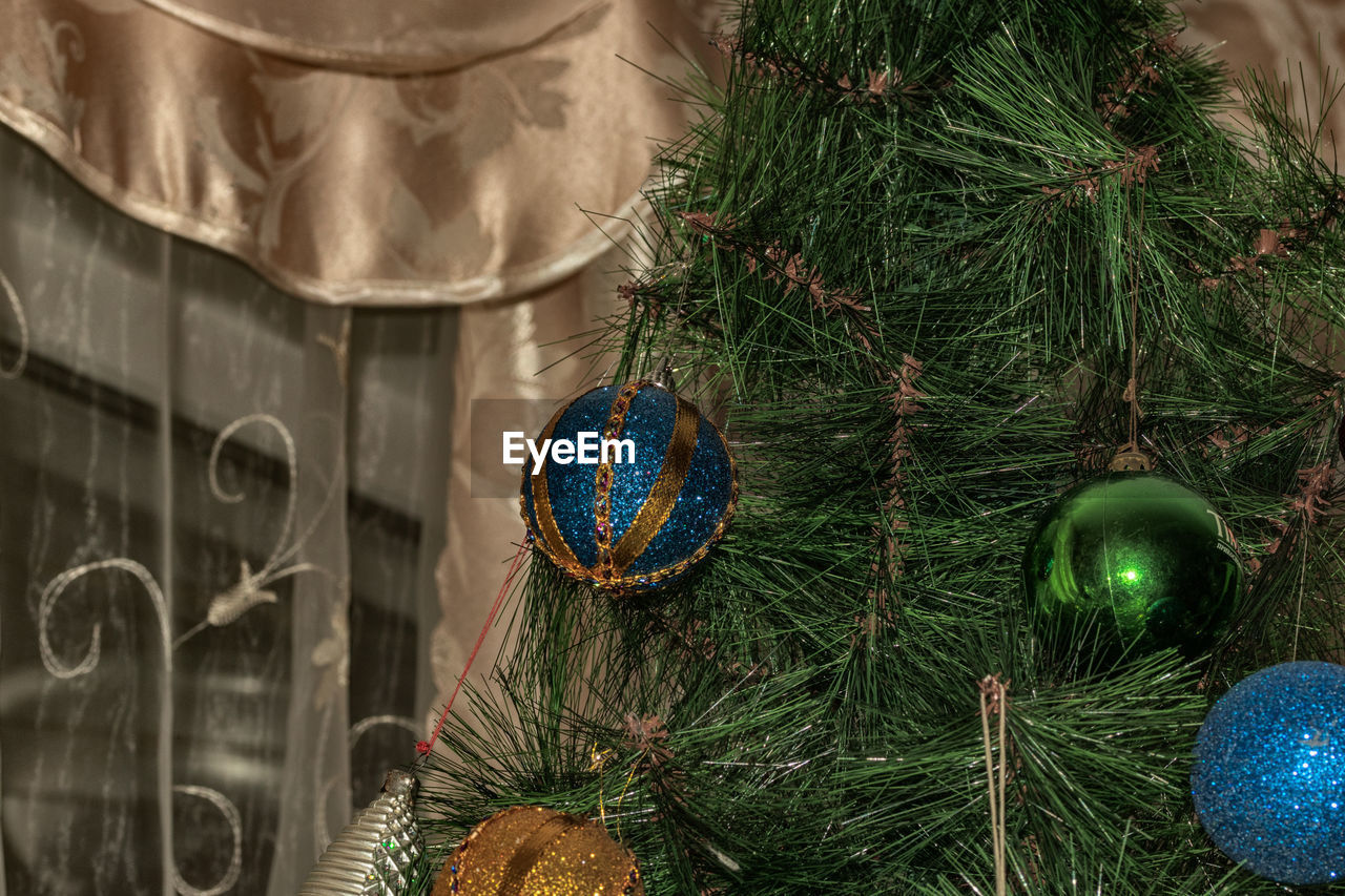 holiday, decoration, celebration, christmas, christmas decoration, tradition, christmas ornament, christmas tree, tree, no people, plant, green, religion, sphere, indoors, nature, hanging, close-up, christmas lights, event