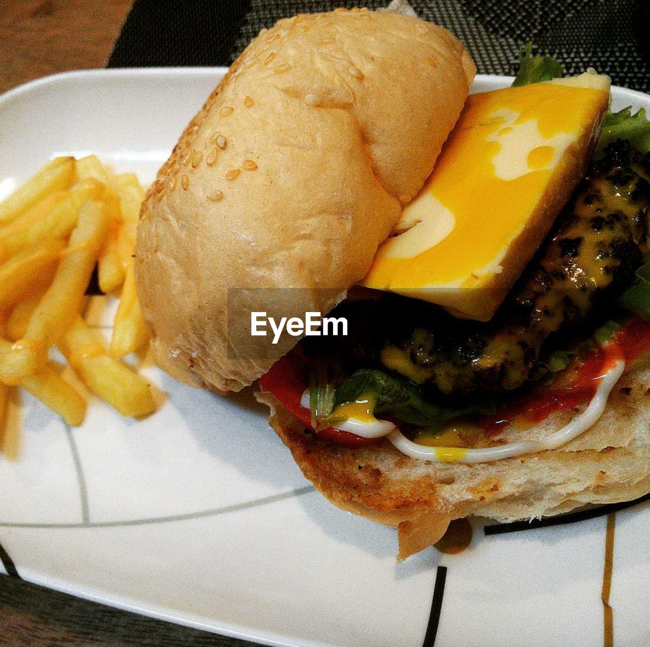 CLOSE-UP OF BURGER