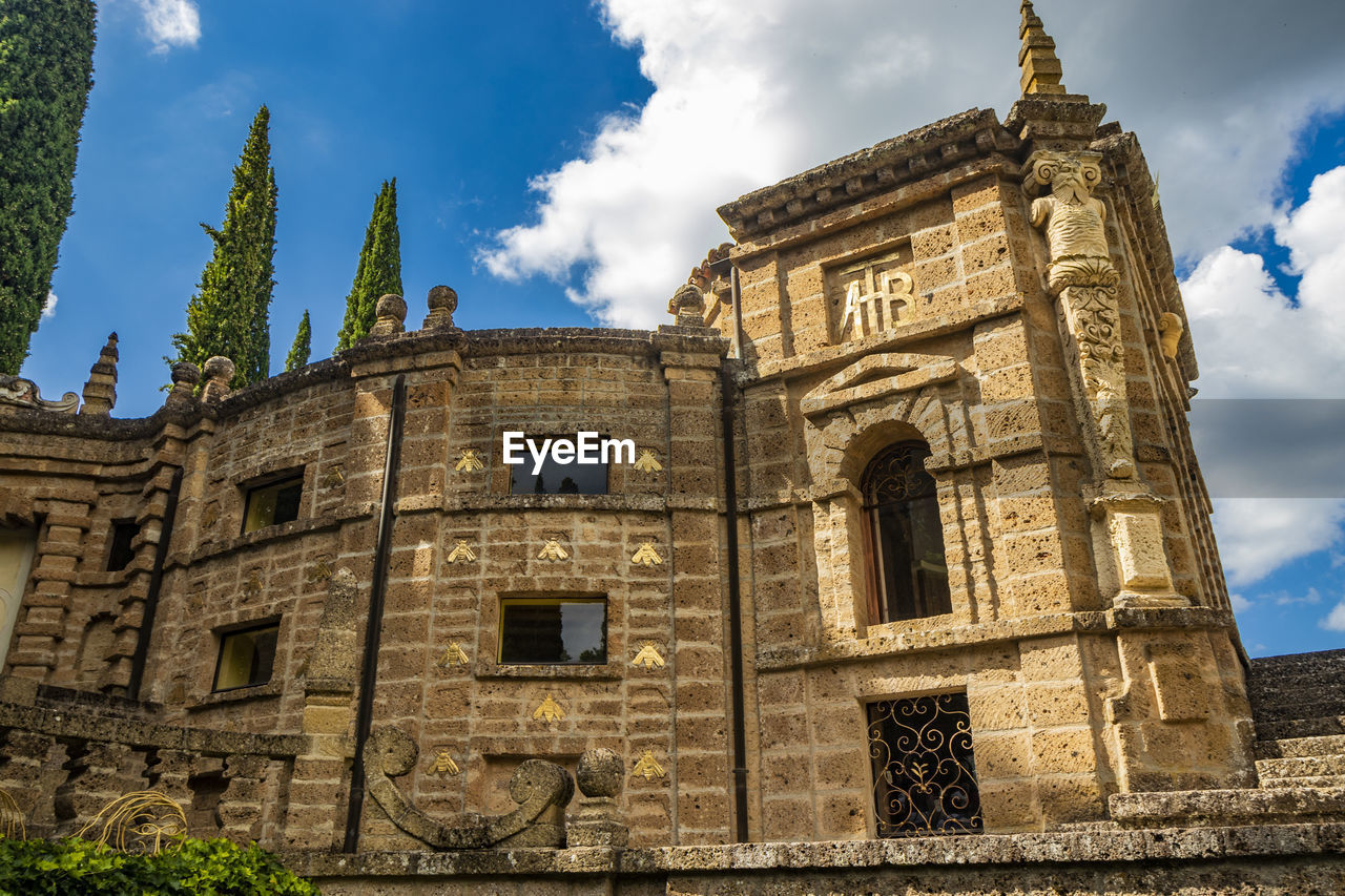 LOW ANGLE VIEW OF OLD CATHEDRAL AGAINST SKY