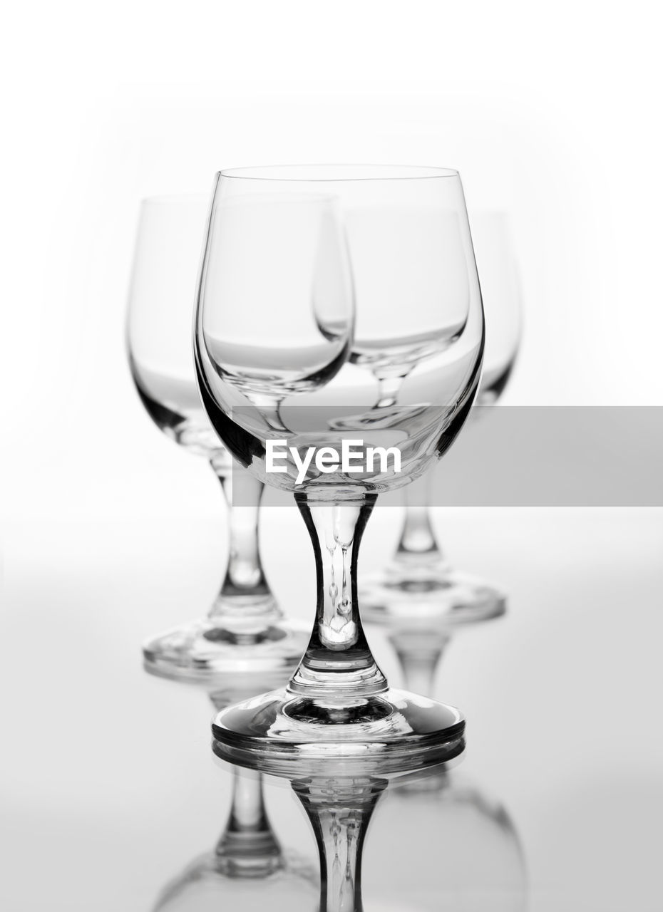 CLOSE-UP OF WINE IN GLASS