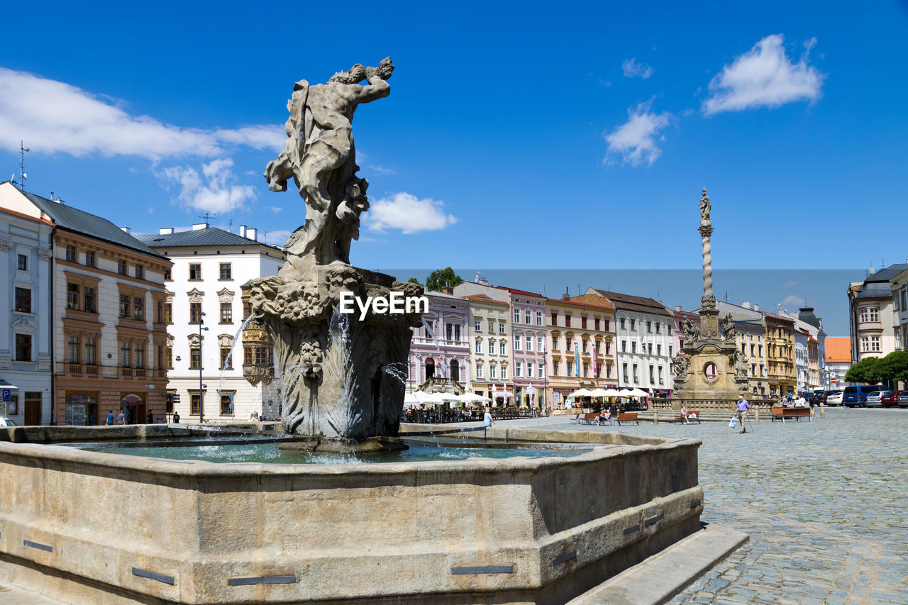 STATUE OF HISTORICAL BUILDING AGAINST SKY