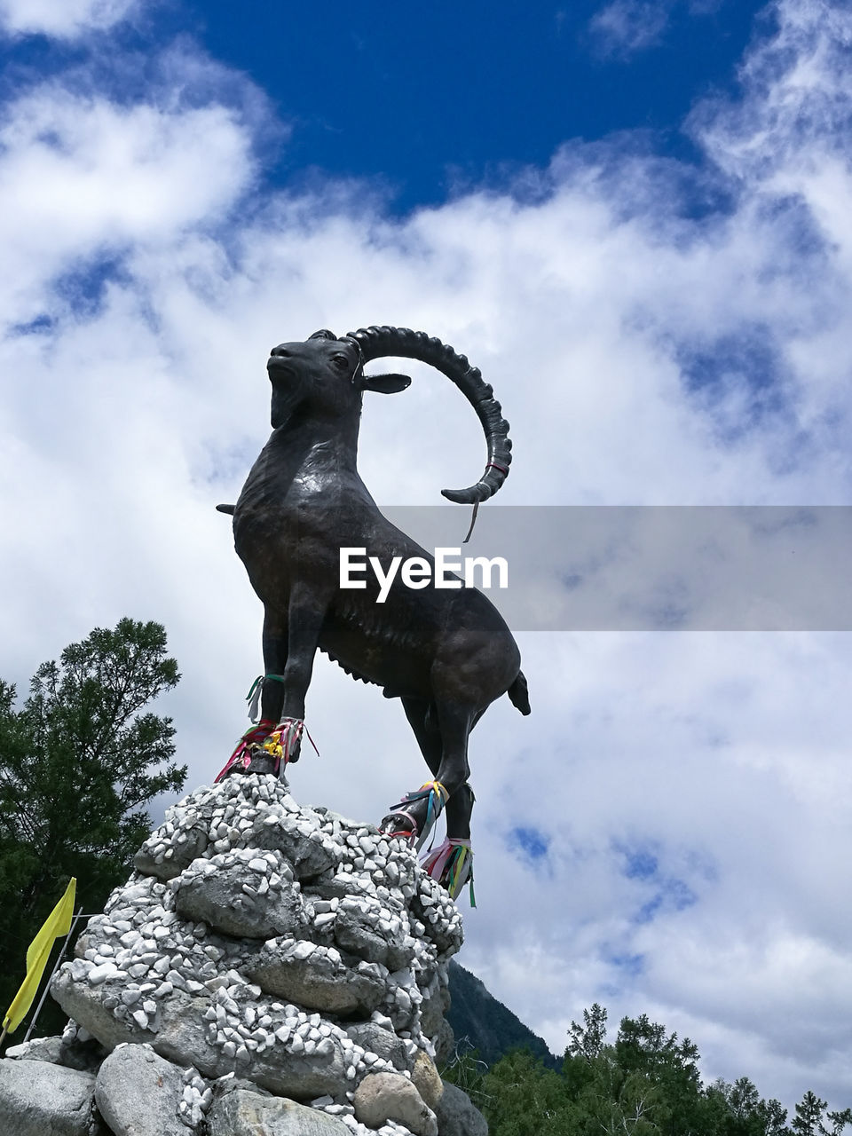 LOW ANGLE VIEW OF HORSE STATUE AGAINST SKY