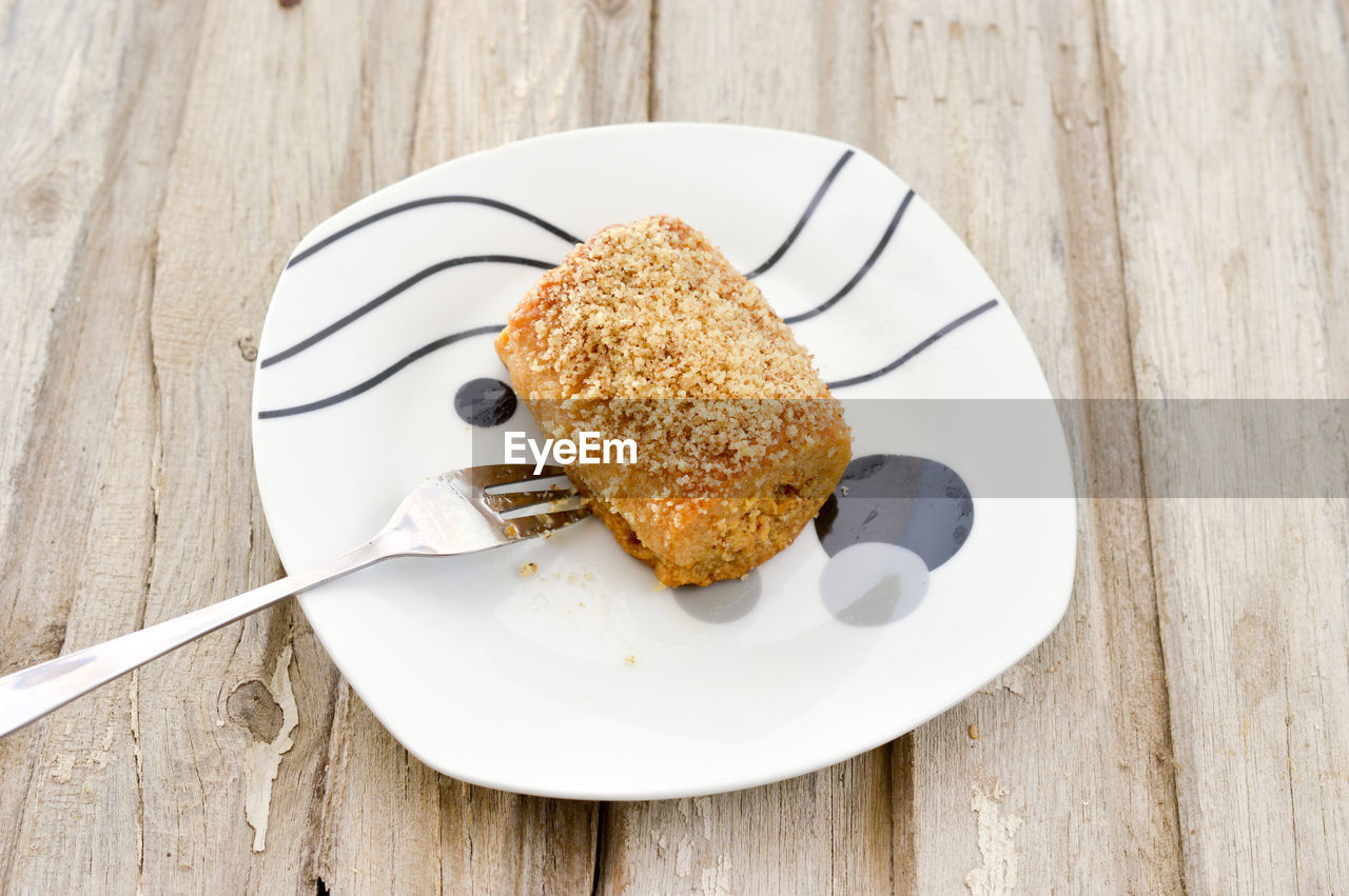 HIGH ANGLE VIEW OF CAKE ON PLATE