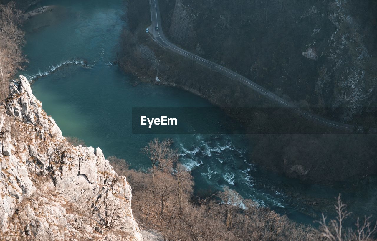 HIGH ANGLE VIEW OF ROCKS ON SEA