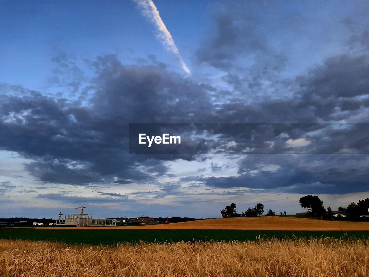 SCENIC VIEW OF AGRICULTURAL FIELD AGAINST SKY DURING SUNSET