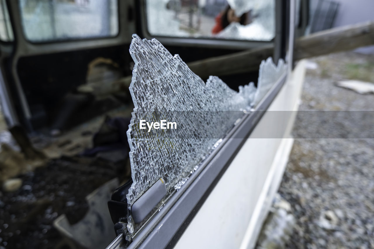 transportation, mode of transportation, vehicle, car, motor vehicle, glass, focus on foreground, no people, land vehicle, day, automotive exterior, window, close-up, outdoors, wheel