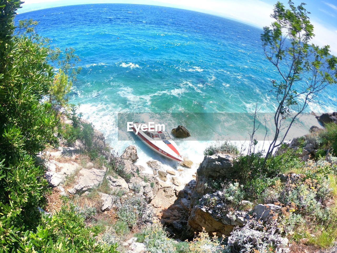 HIGH ANGLE VIEW OF ROCKS ON SEA SHORE