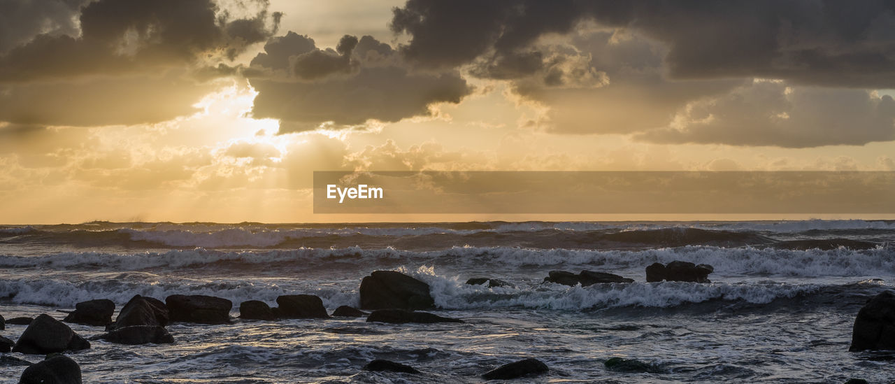 PANORAMIC VIEW OF SEA AGAINST SKY AT SUNSET