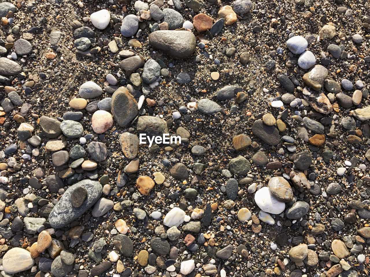 FULL FRAME SHOT OF PEBBLE PEBBLES