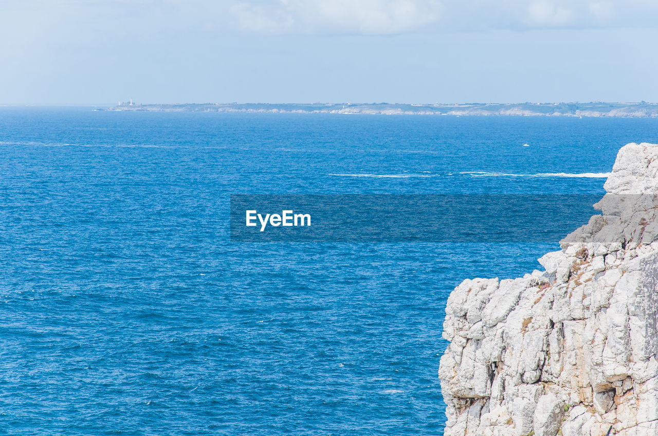 SCENIC VIEW OF SEA AGAINST ROCKS