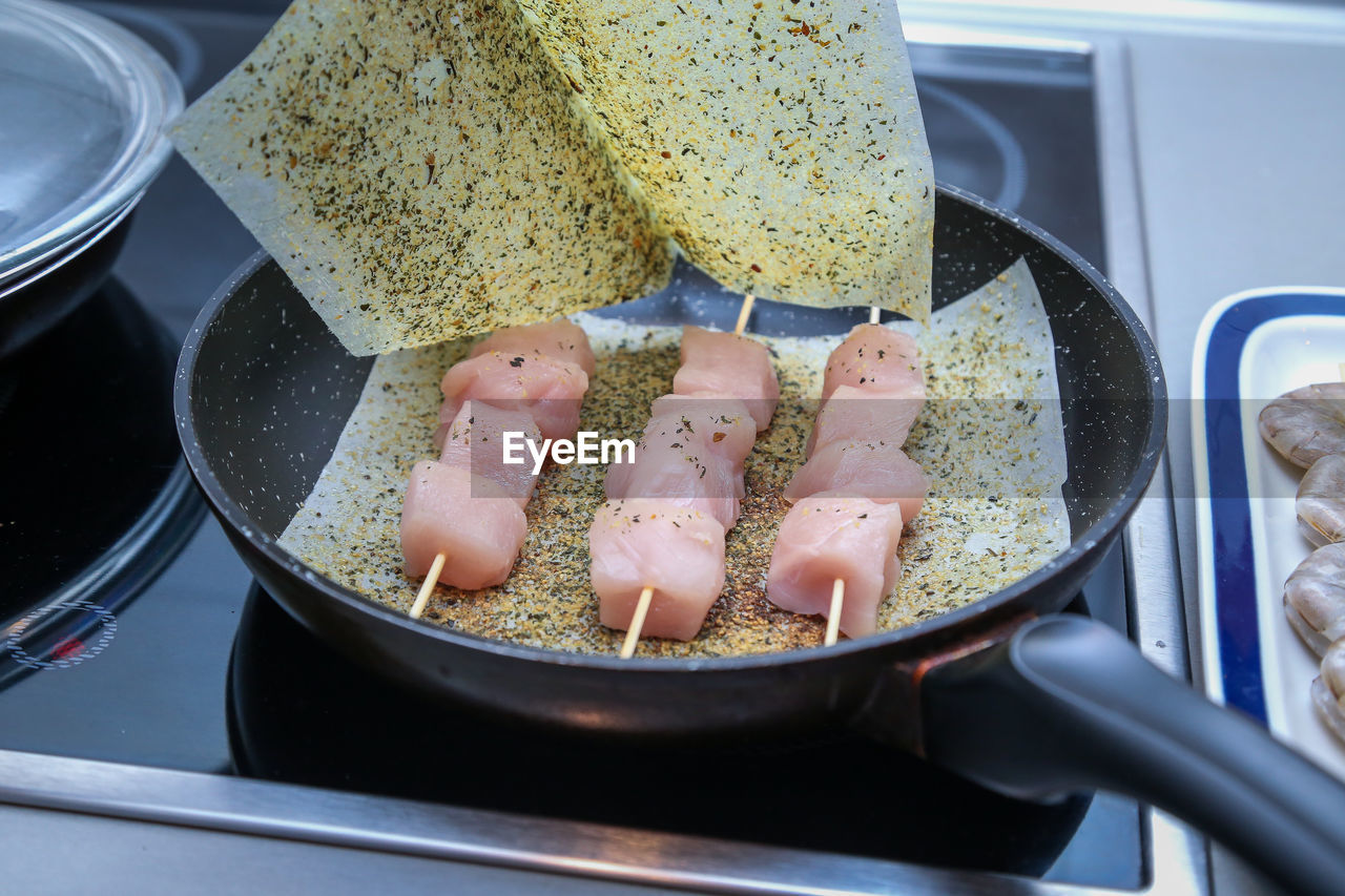 HIGH ANGLE VIEW OF PREPARING FOOD IN COOKING PAN