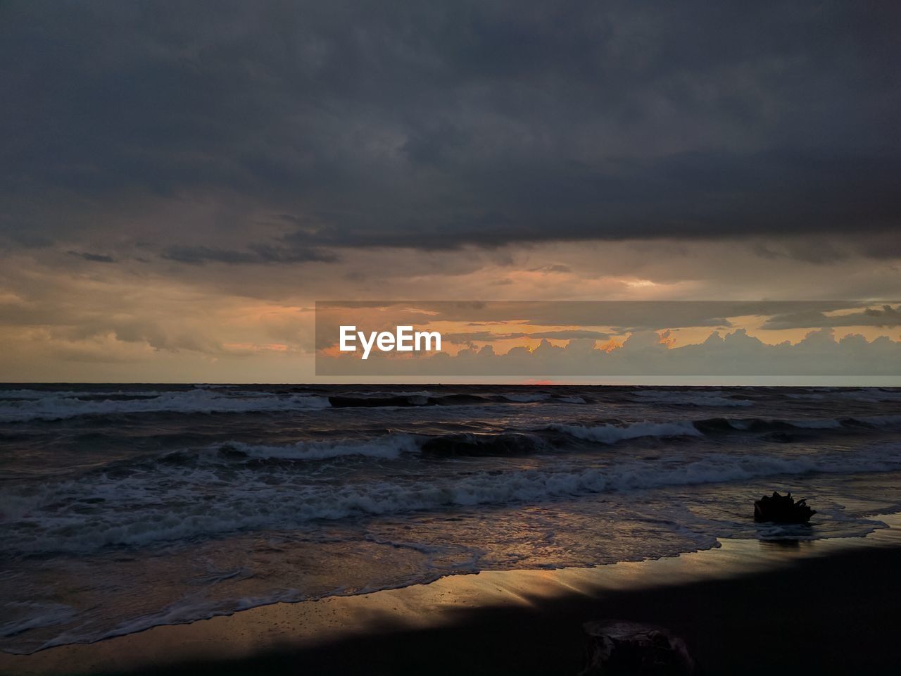 SCENIC VIEW OF SEA AGAINST SKY AT SUNSET