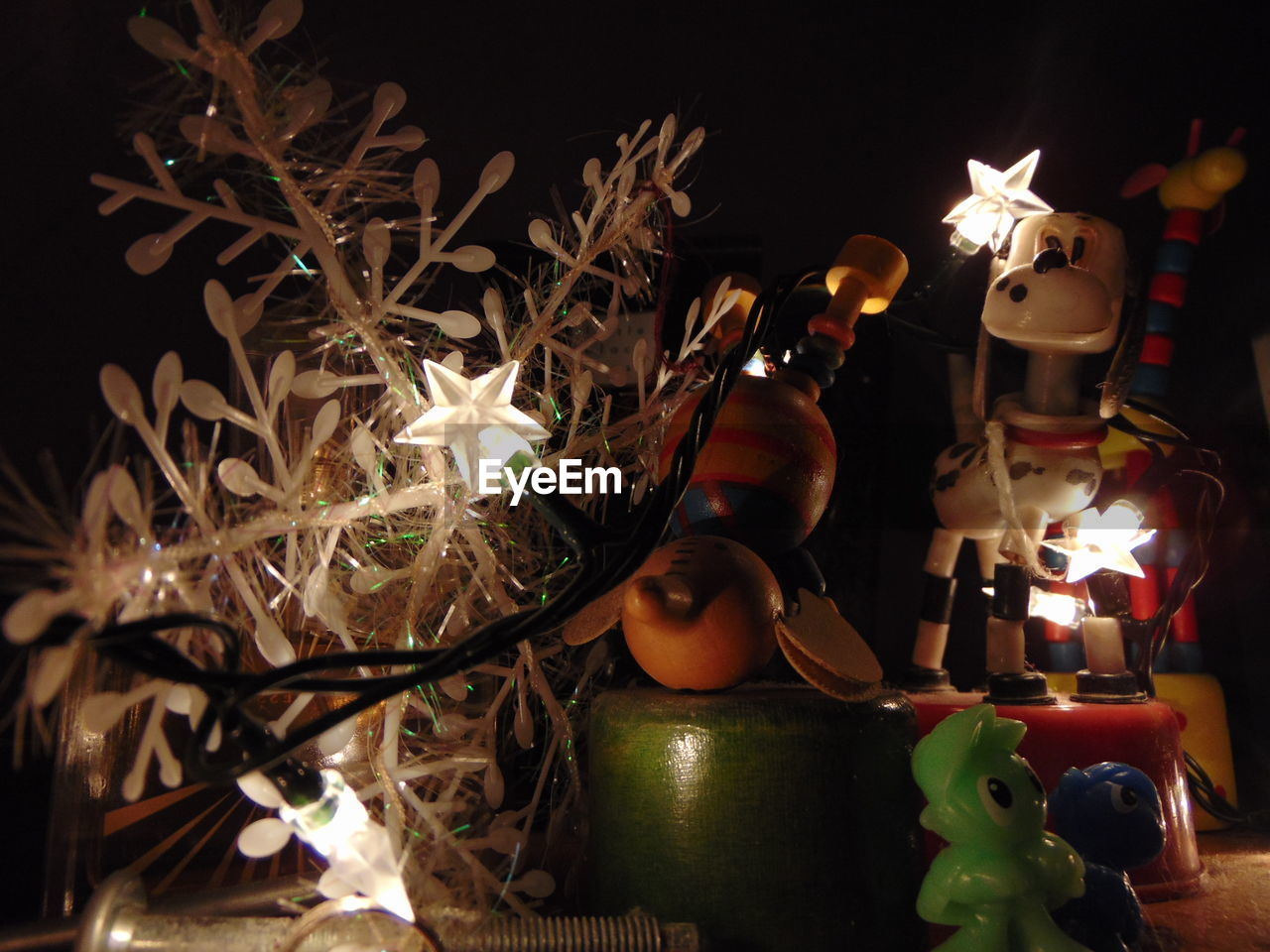 CLOSE-UP OF CHRISTMAS DECORATION