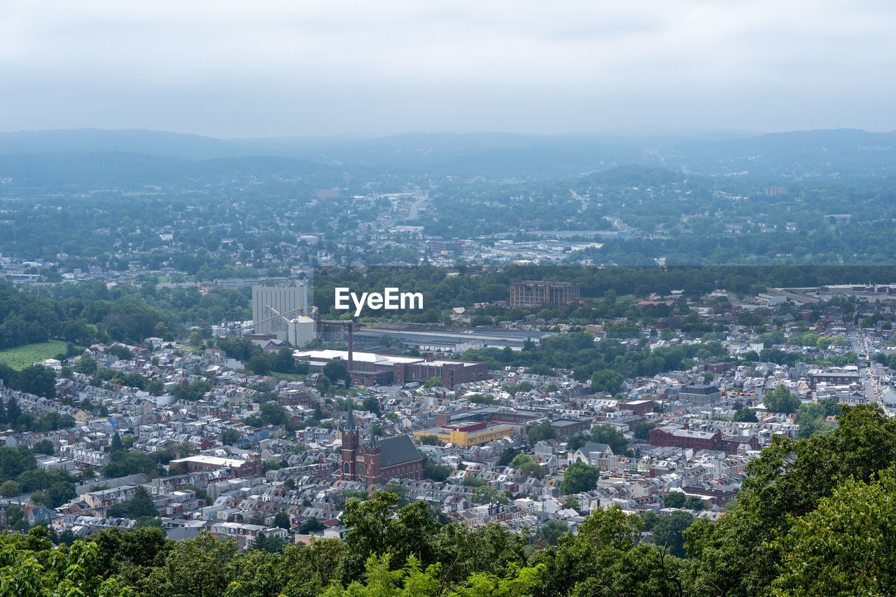 HIGH ANGLE VIEW OF TOWNSCAPE AGAINST SKY IN CITY