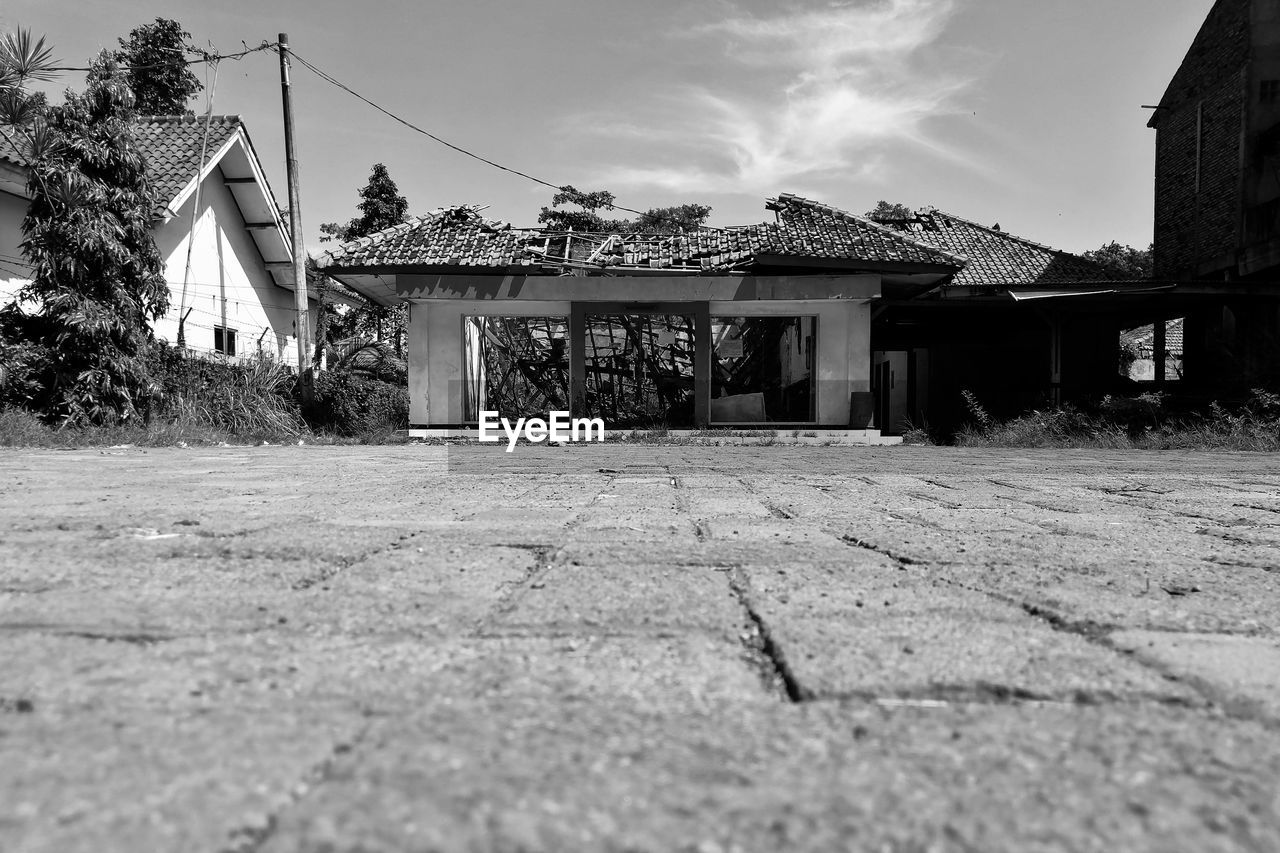 architecture, built structure, building exterior, house, building, sky, white, black and white, monochrome, nature, black, residential district, monochrome photography, cloud, no people, residential area, plant, city, tree, day, outdoors, street, urban area, suburb