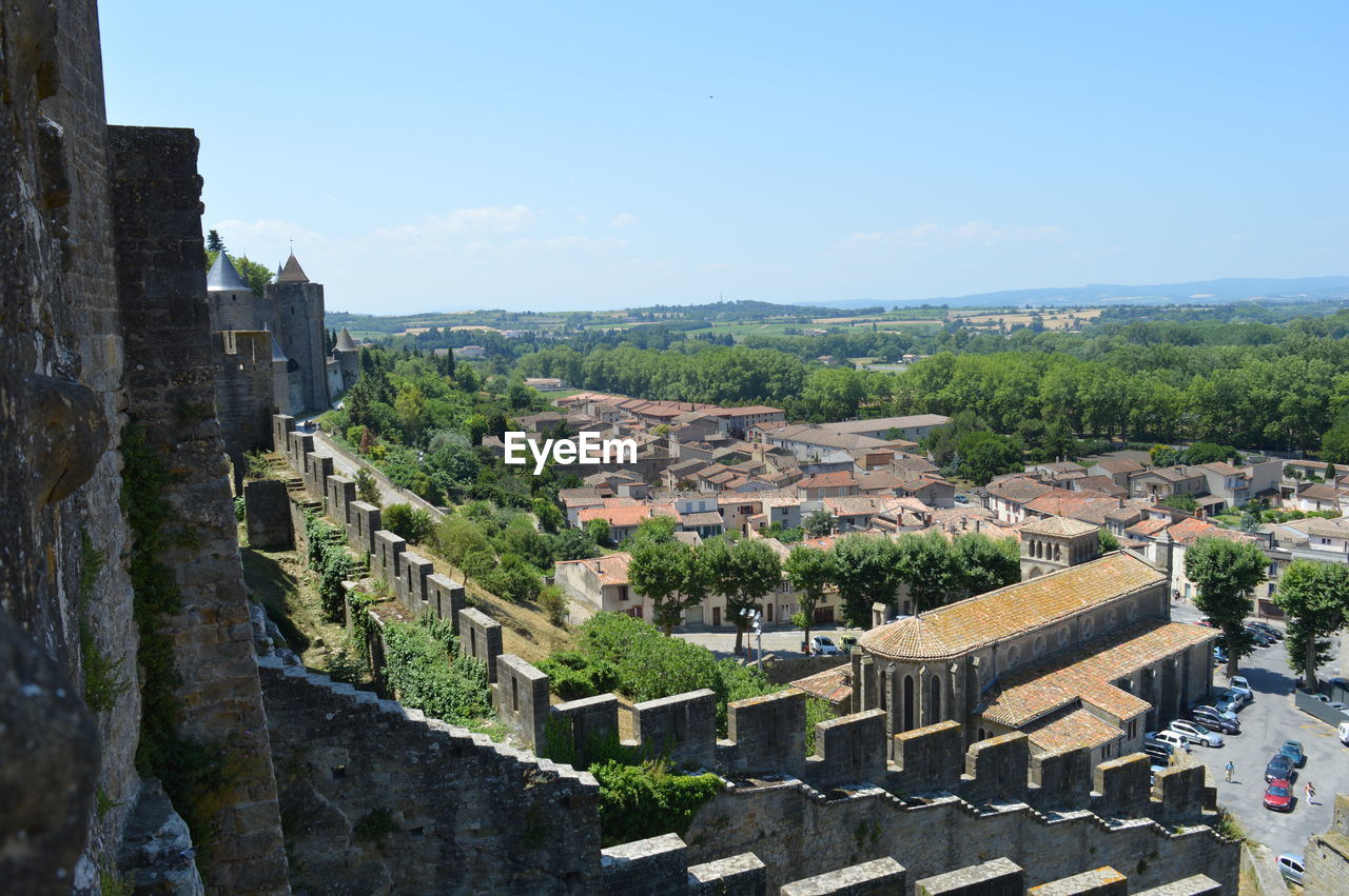 HIGH ANGLE VIEW OF OLD BUILDINGS IN CITY