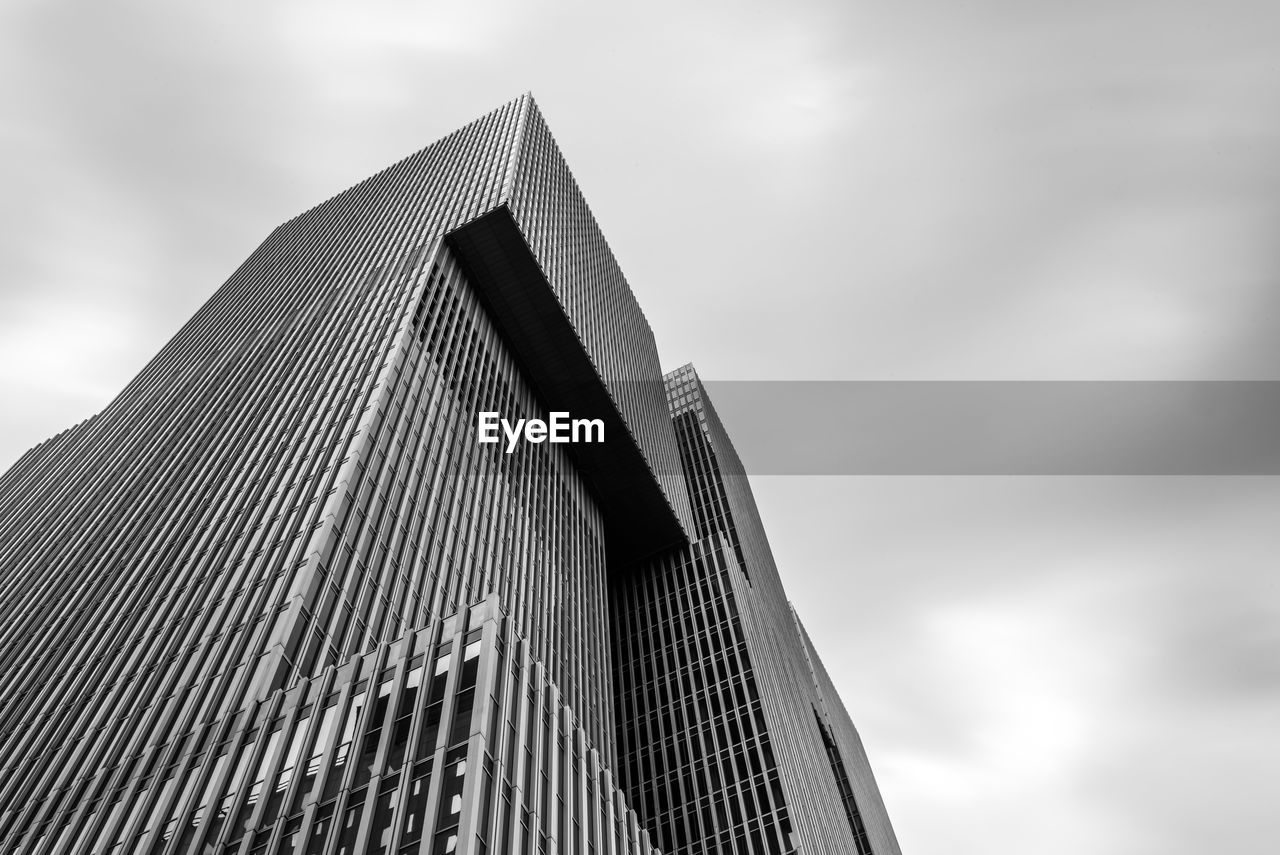 LOW ANGLE VIEW OF MODERN SKYSCRAPER AGAINST SKY