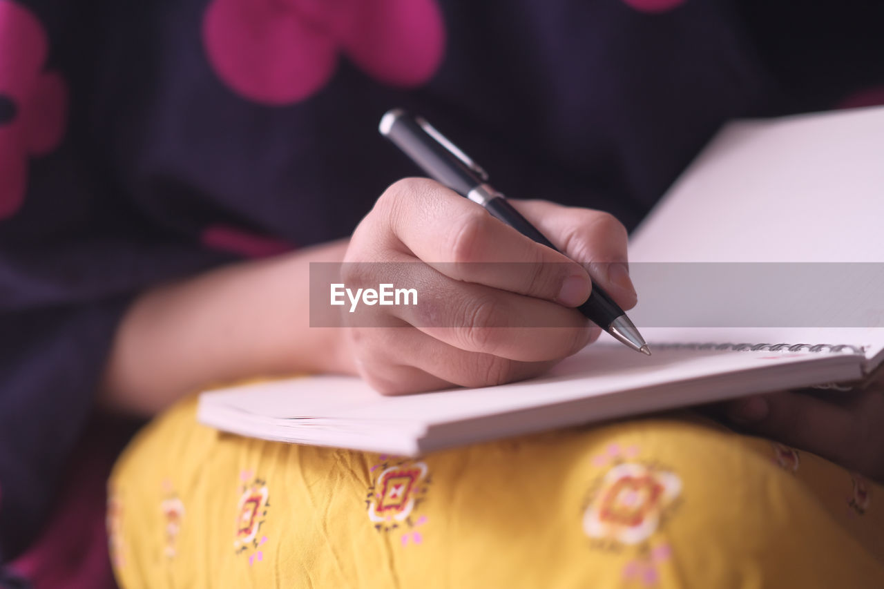 Women hand writing on notepad