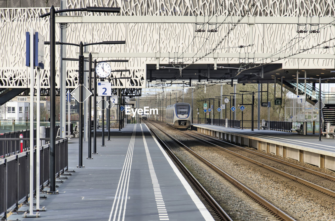 Two sprinter train approach and leave the zoetermeer-lansingerland railway station