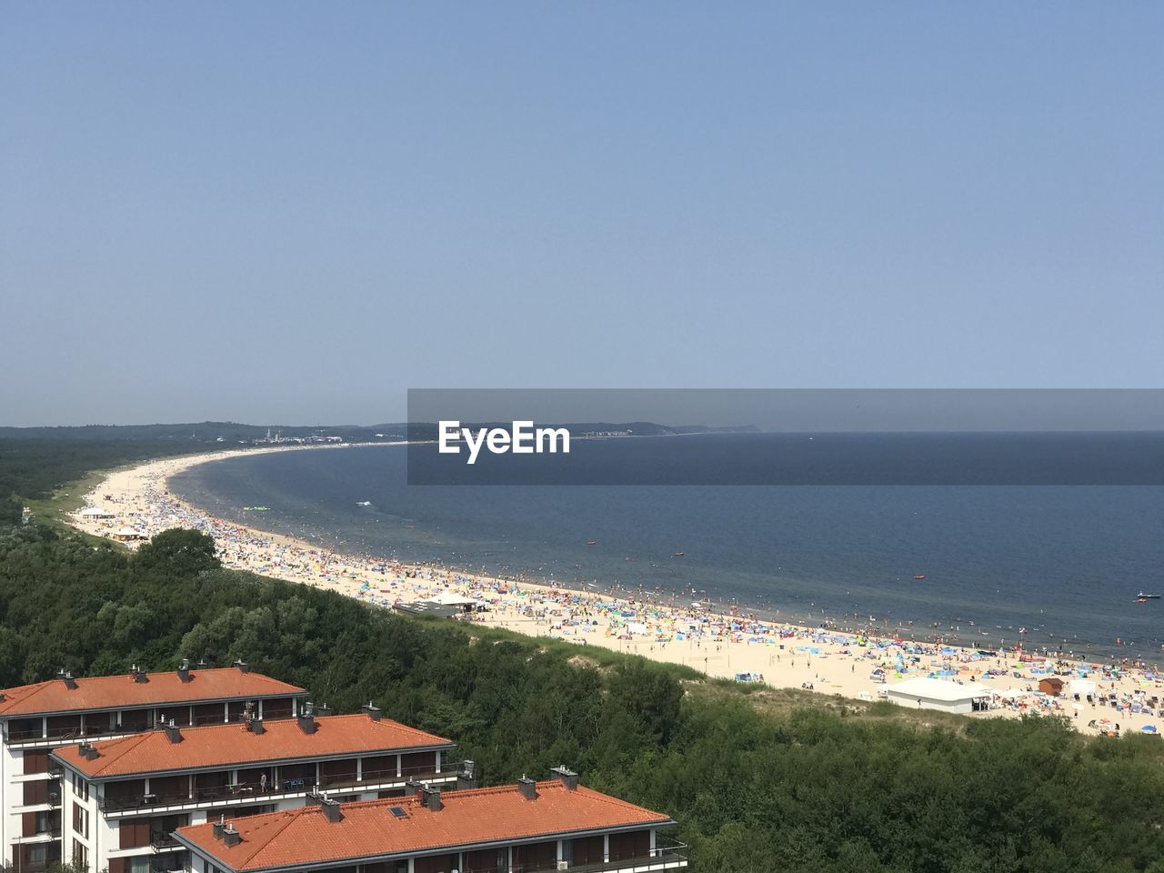 HIGH ANGLE VIEW OF SEA AGAINST CLEAR SKY