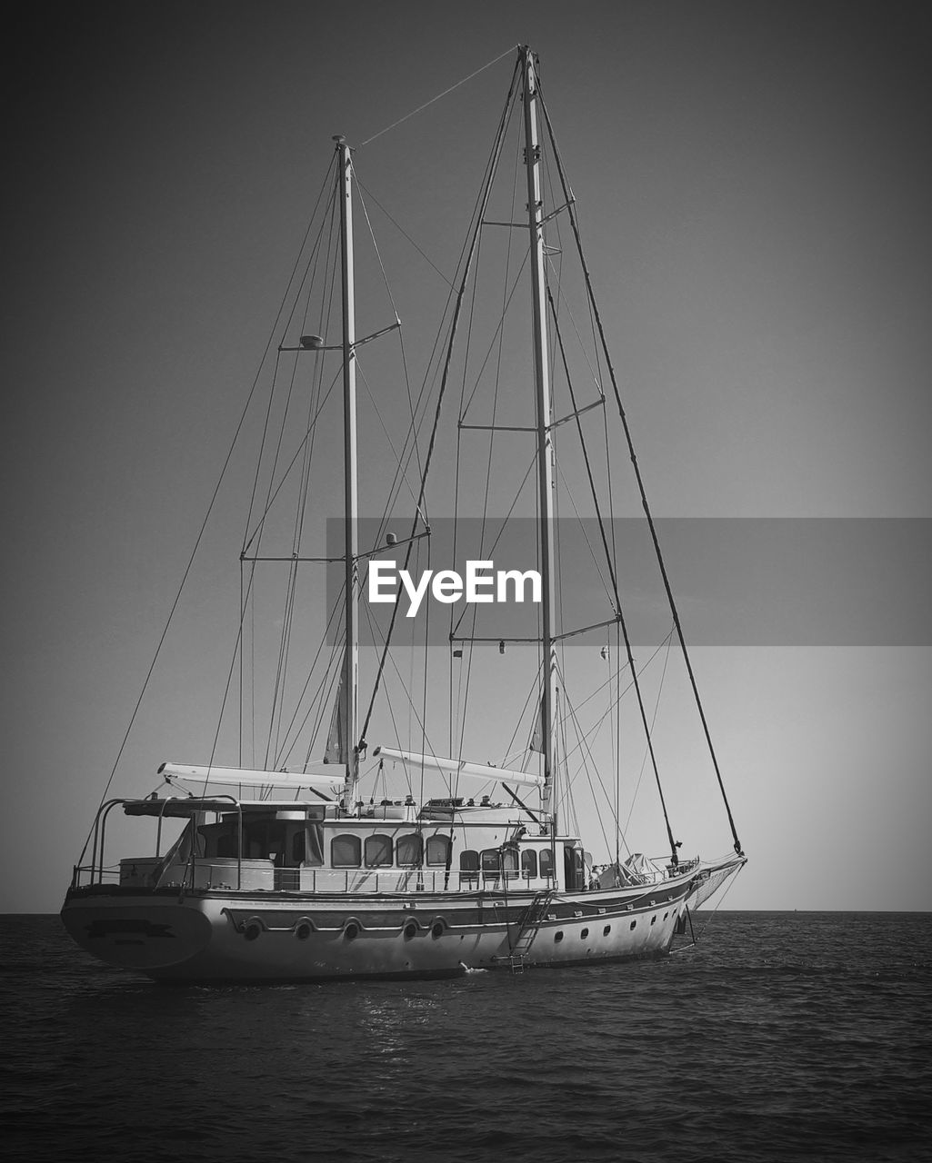 SAILBOAT ON SEA AGAINST CLEAR SKY