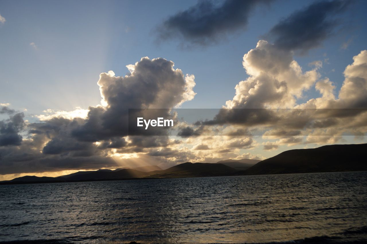 SCENIC VIEW OF SEA AND MOUNTAINS AGAINST SKY