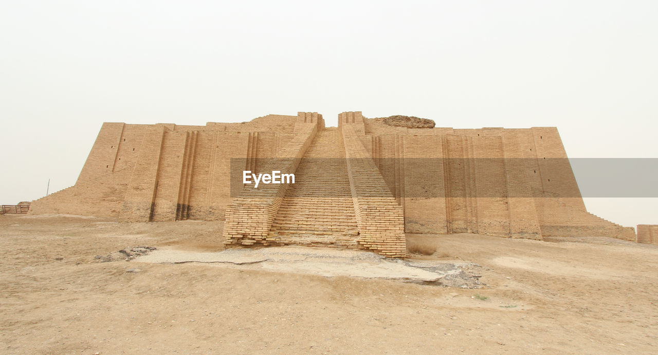 LOW ANGLE VIEW OF HISTORICAL BUILDING AGAINST SKY