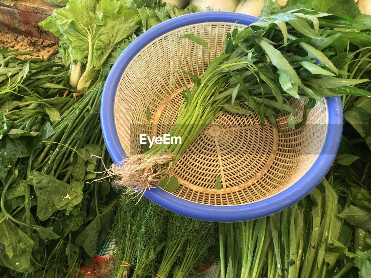 HIGH ANGLE VIEW OF WICKER BASKET IN GRASS