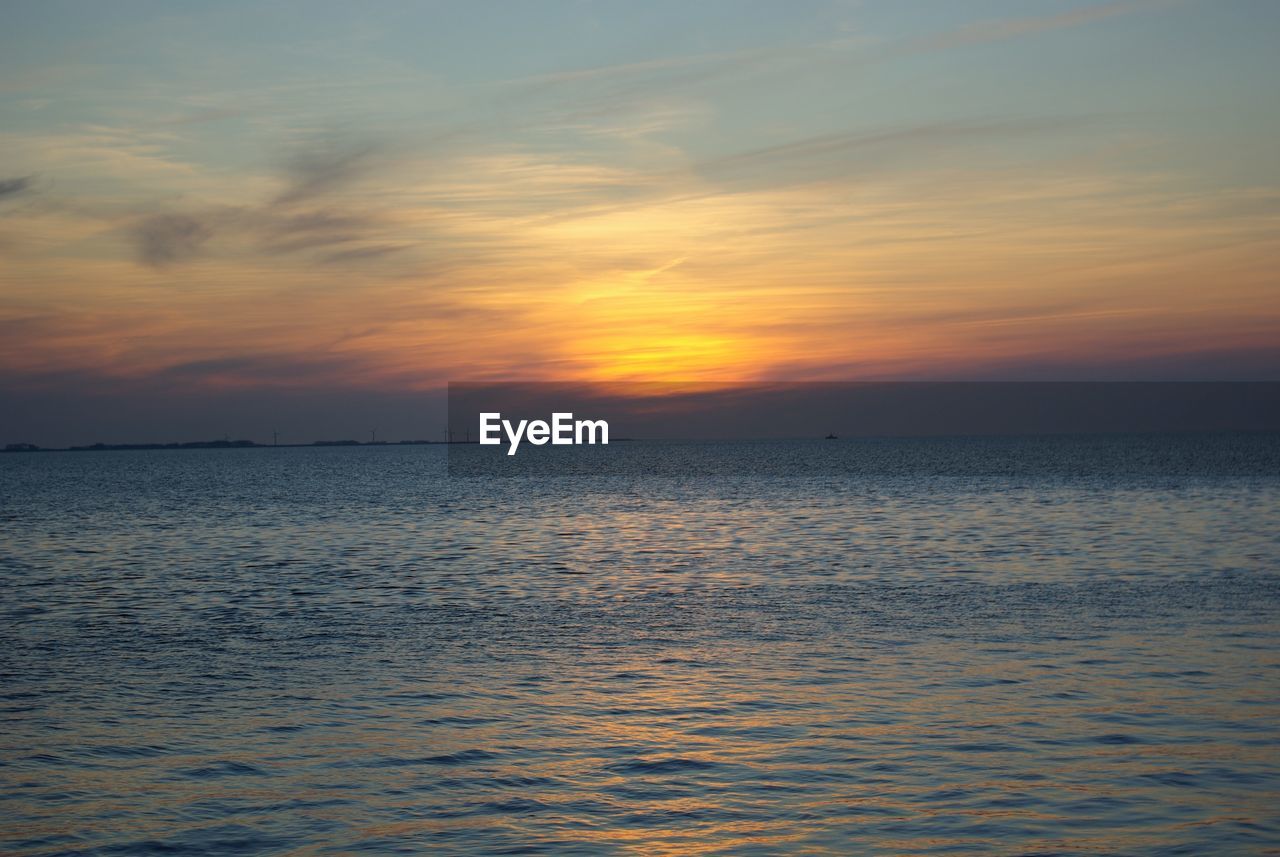 SCENIC VIEW OF SEA AGAINST SUNSET SKY
