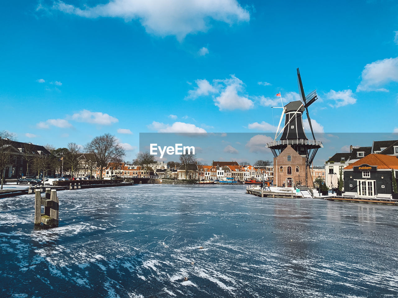 SCENIC VIEW OF BUILDINGS BY SNOW AGAINST SKY