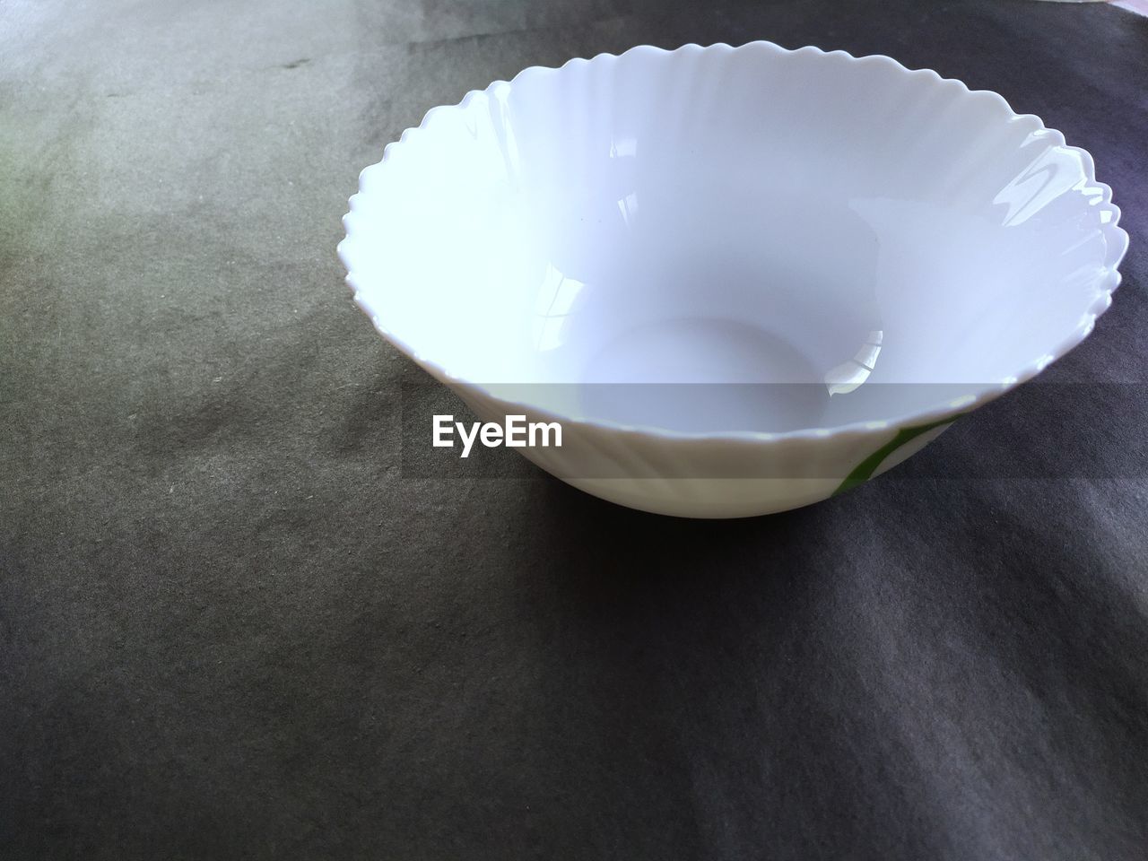 HIGH ANGLE VIEW OF ICE CREAM IN GLASS BOWL