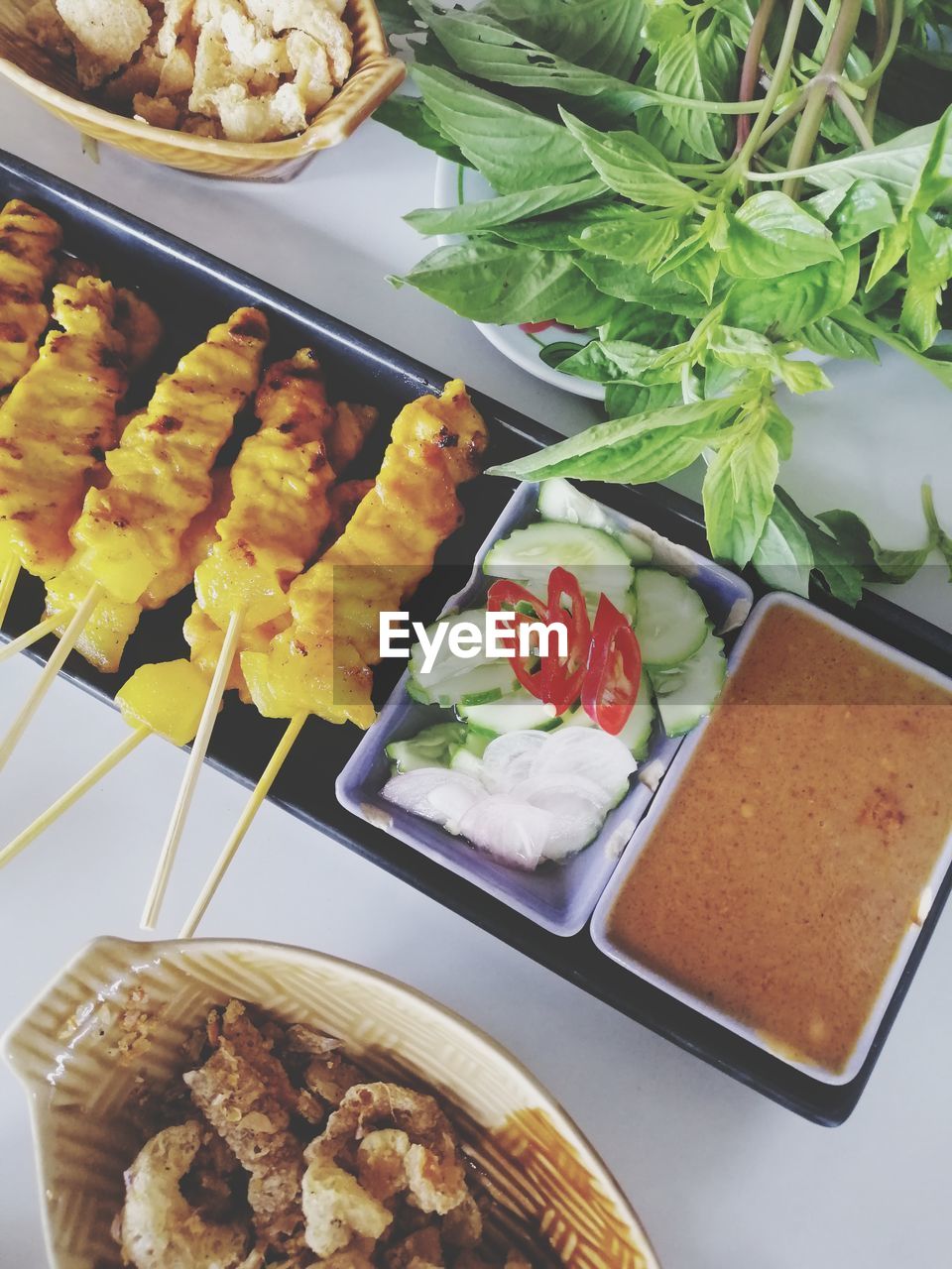 HIGH ANGLE VIEW OF FOOD IN PLATE