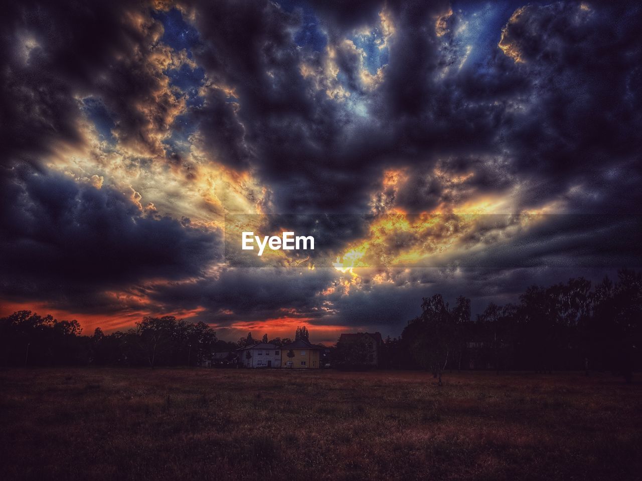 SCENIC VIEW OF FIELD AGAINST SKY DURING SUNSET