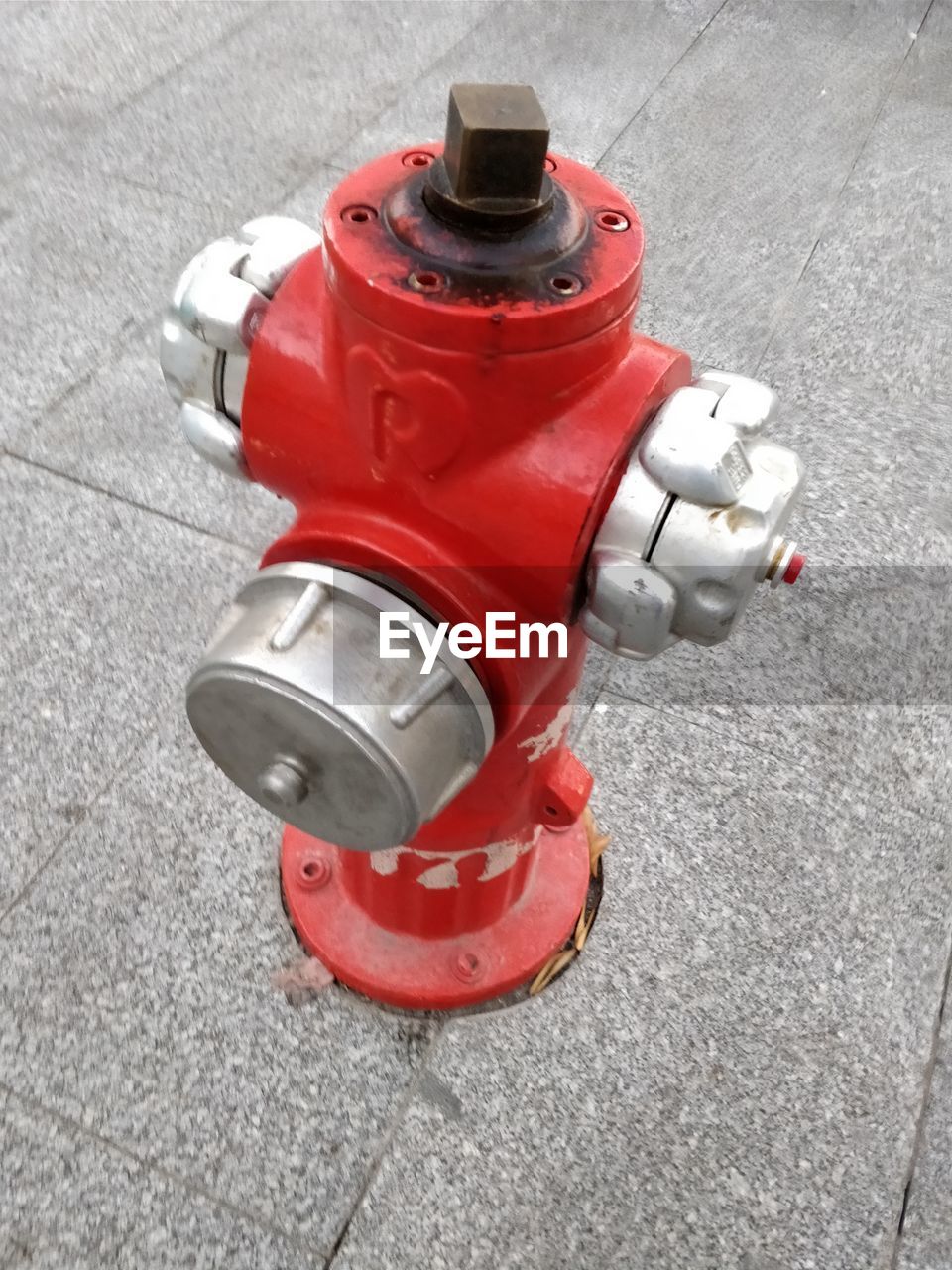 HIGH ANGLE VIEW OF FIRE HYDRANT ON ROAD